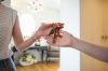 Foto: Übergabe von Wohnungsschlüsseln